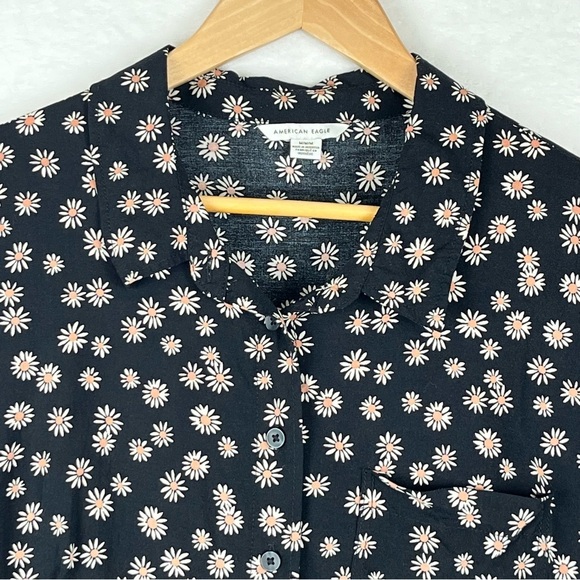 American Eagle Cropped Floral Black & Cream Button-Up Women's Blouse Size Medium - Picture 3 of 10